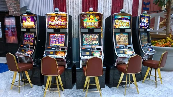 sangentod Domino QQ live dealer table with multiple players and real-time tile display